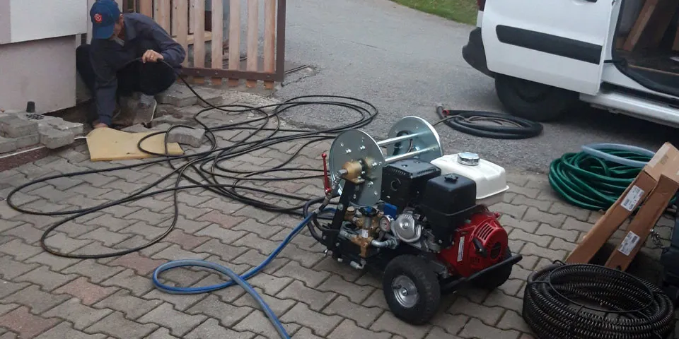 Vysokotlakové čistenie vodou. Odstránenie usadenín a nečistôt v odpadovom potrubí a kanalizácii Vysokotlakové čistenie vodou. Odstránenie usadenín a nečistôt v odpadovom potrubí a kanalizácii. Cena za vysokotlakové čistenie vodou s použitím profesionálnej techniky.